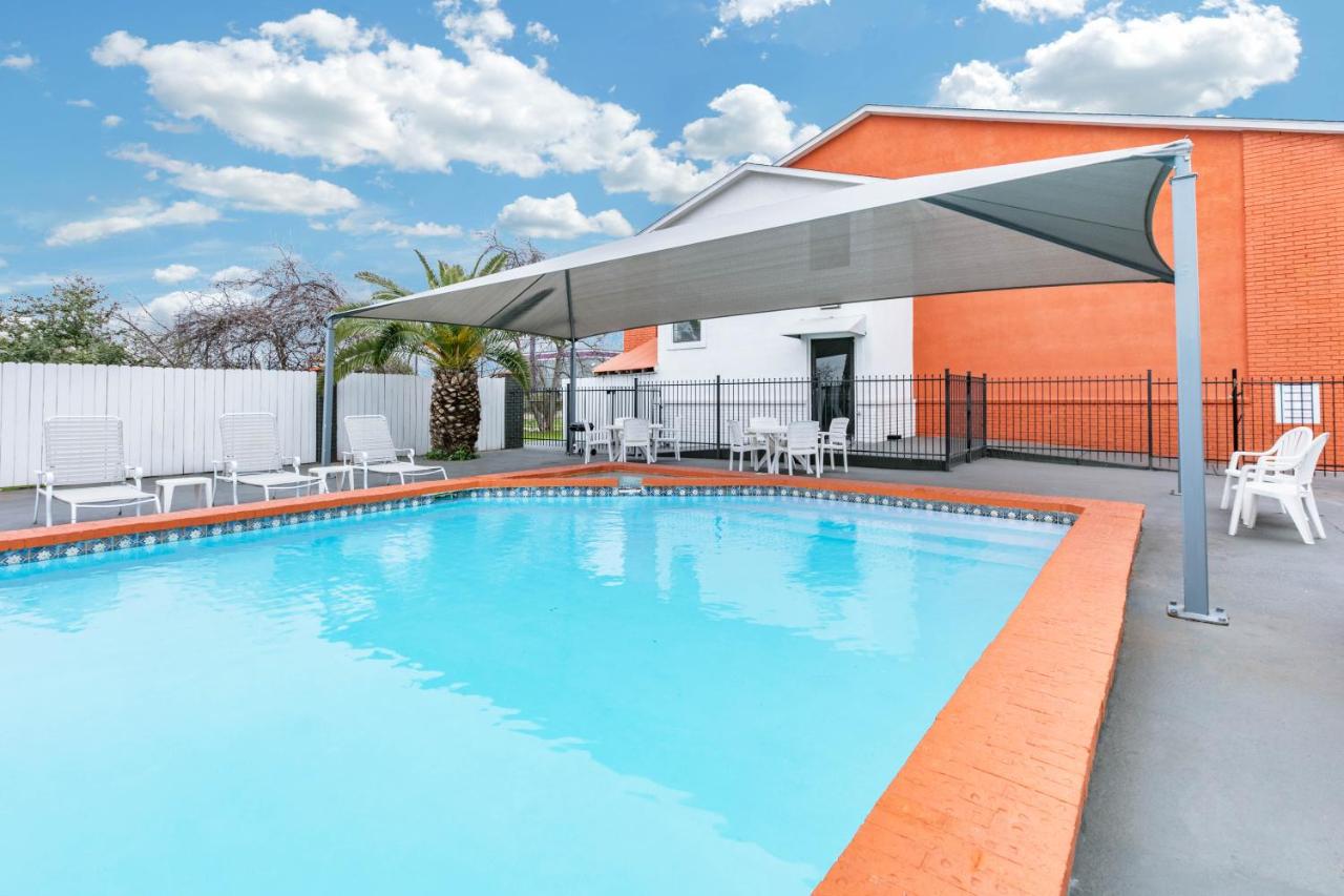 | Howard Johnson by Wyndham Near Schlitterbahn