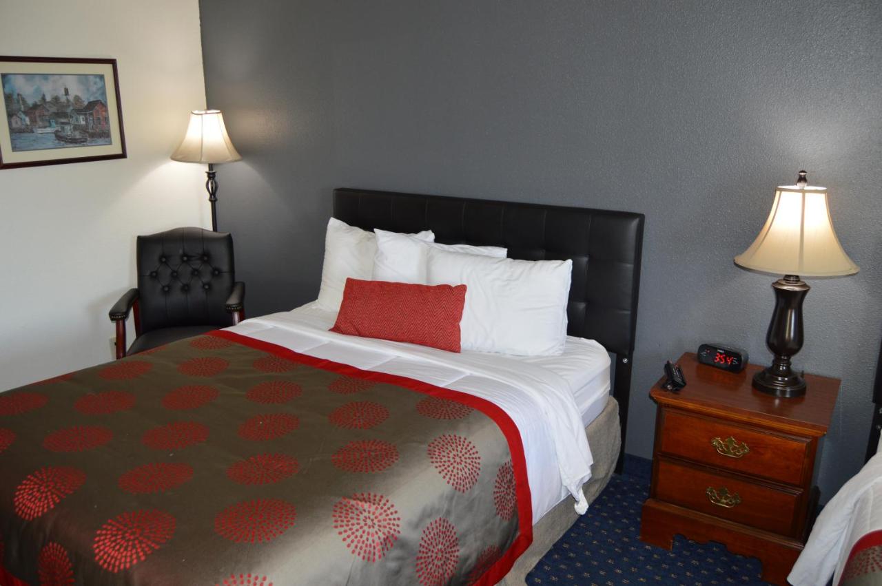 Queen Room with Two Queen Beds - Non-Smoking at Ramada by Wyndham Arcata