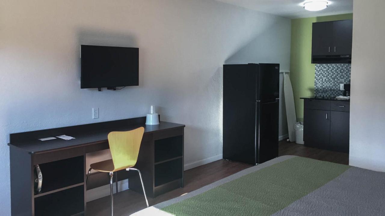 | Studio 6-Longview, TX