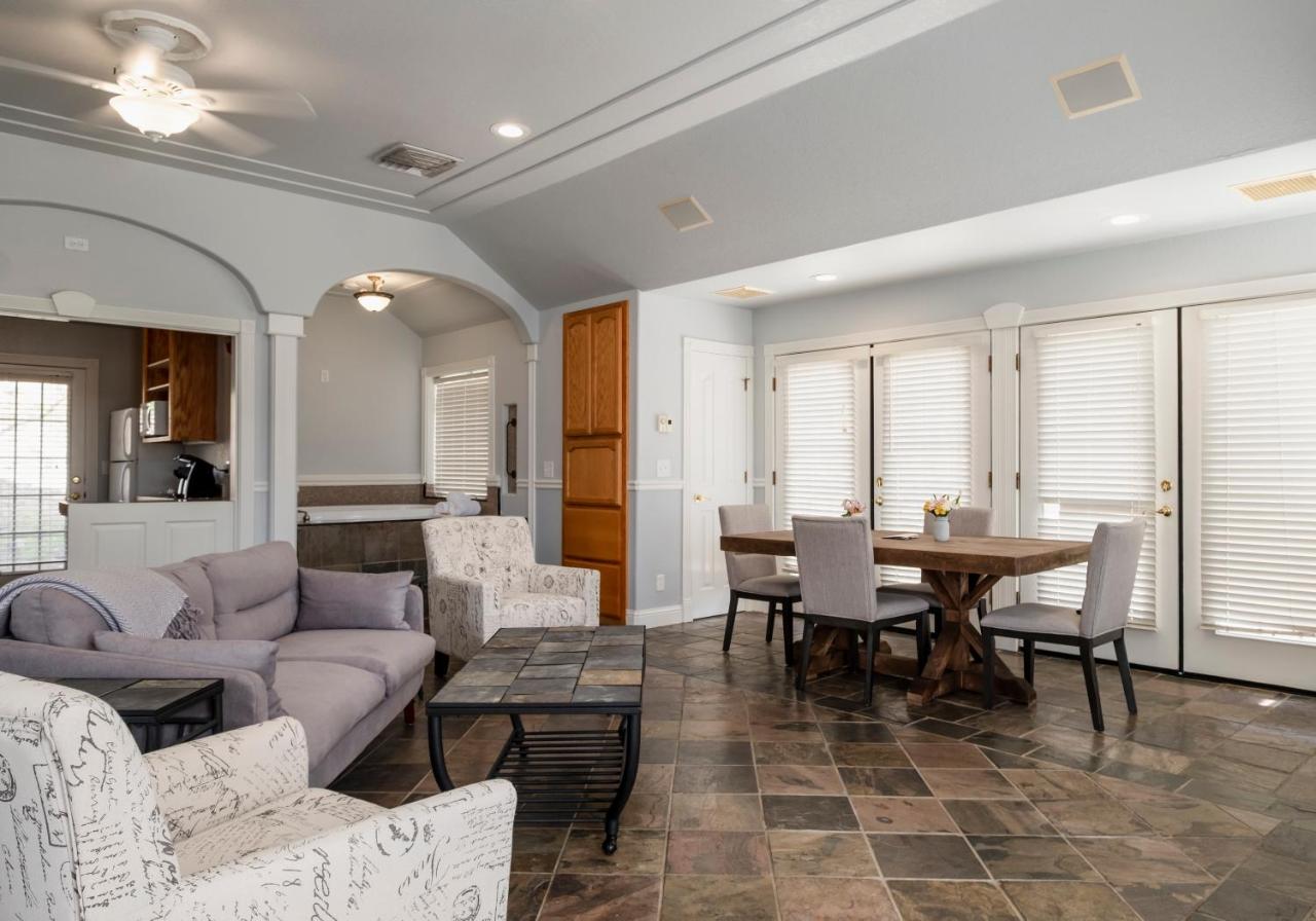 | Hounds Tooth Inn