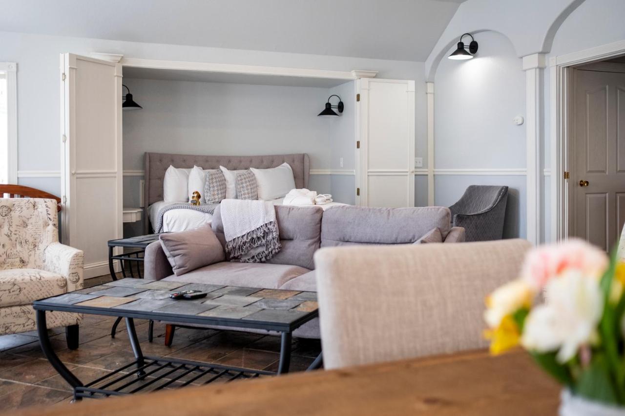 | Hounds Tooth Inn
