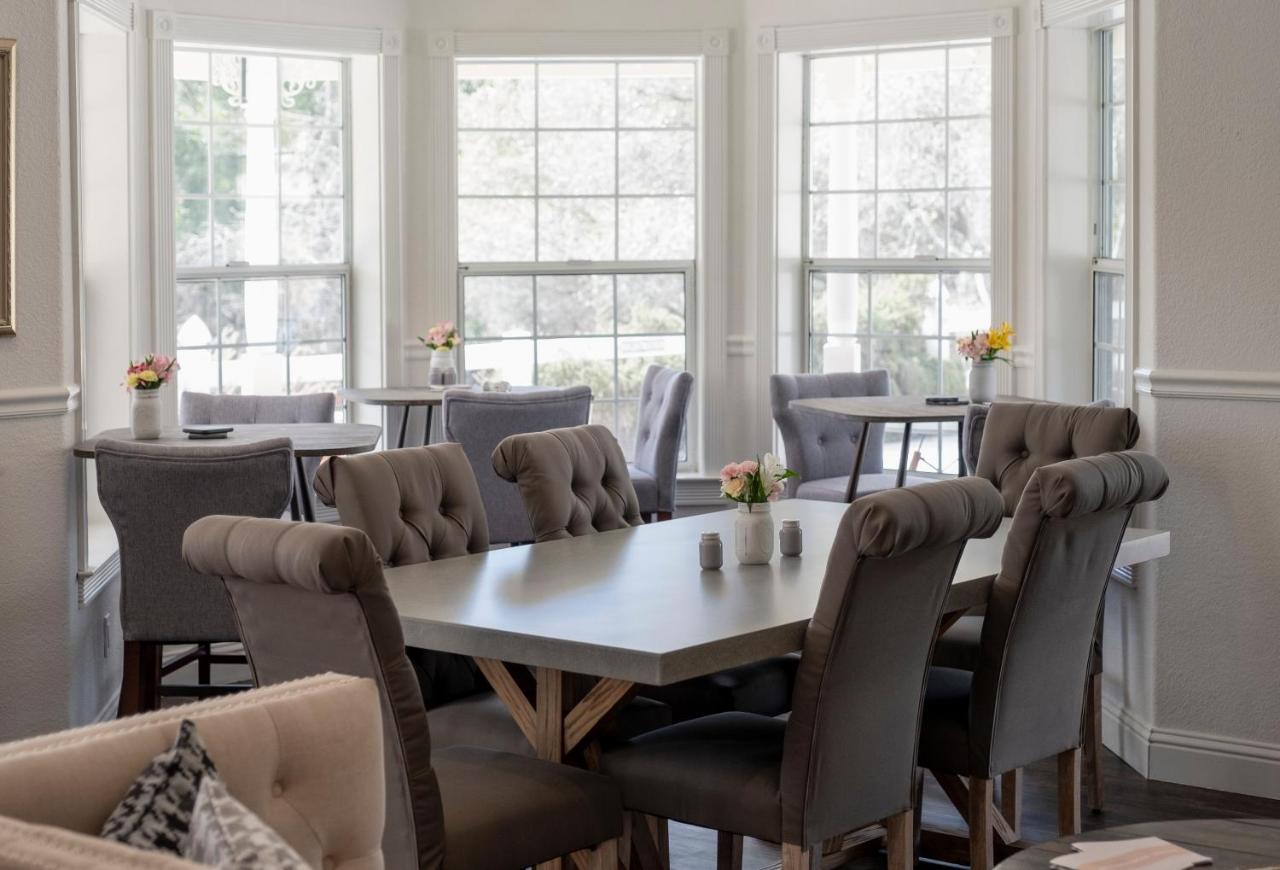 | Hounds Tooth Inn