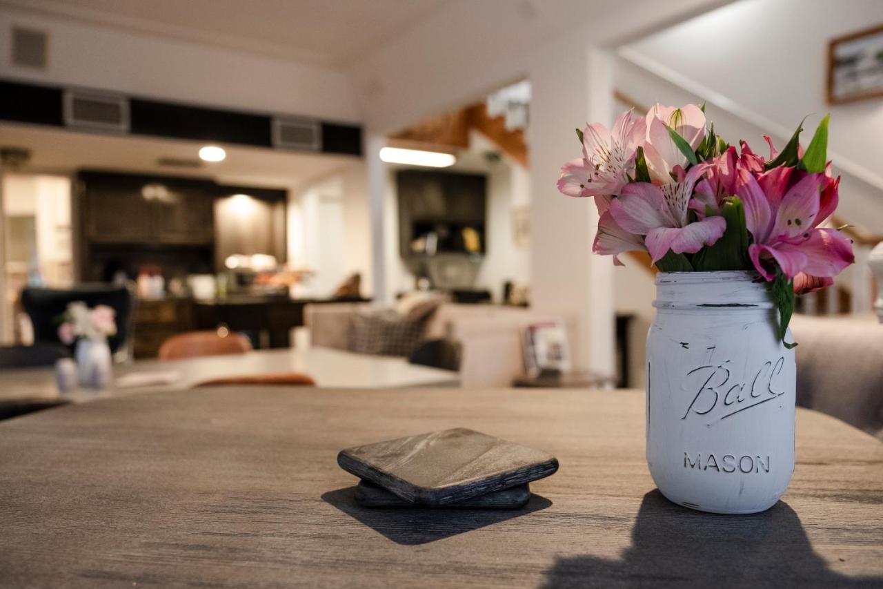 | Hounds Tooth Inn