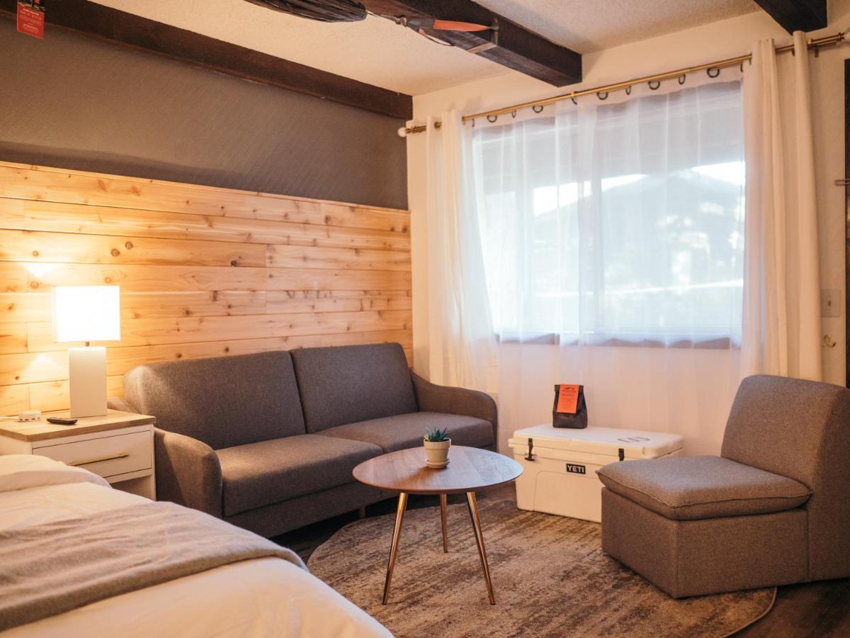 King Room with Spa Bath at LOGE Bend
