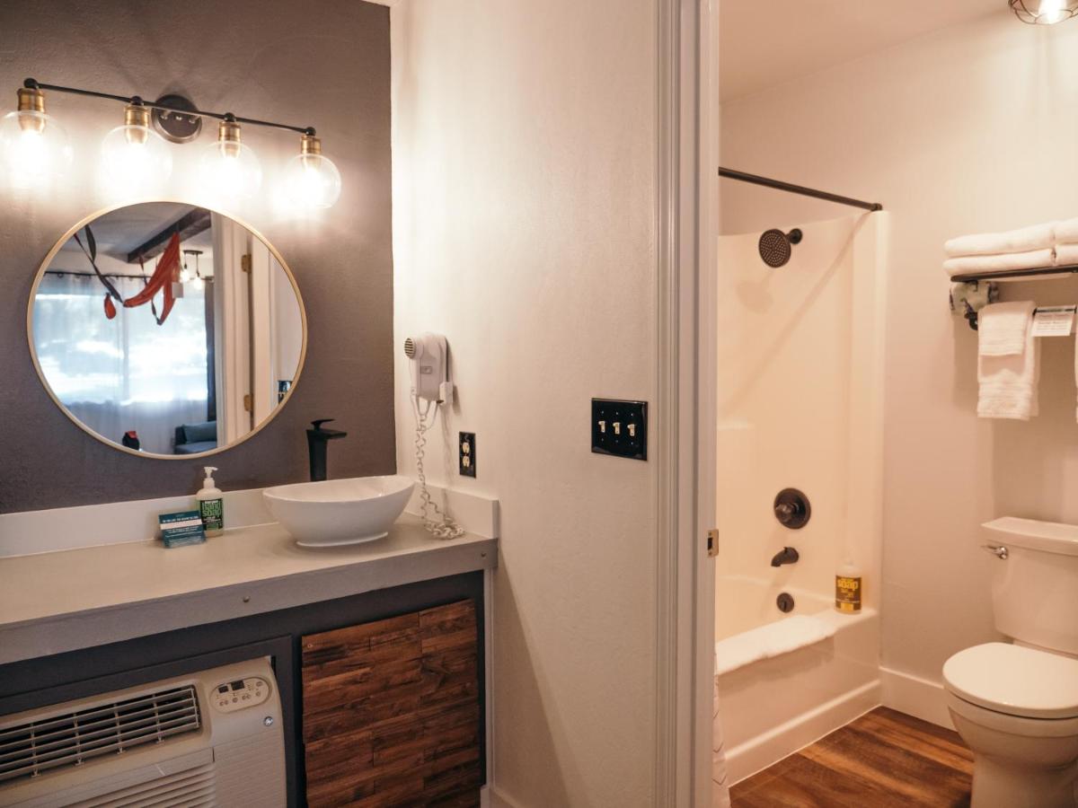 Queen Room at LOGE Bend