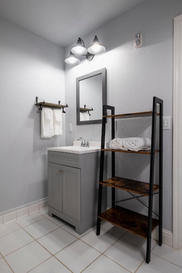 | Hounds Tooth Inn