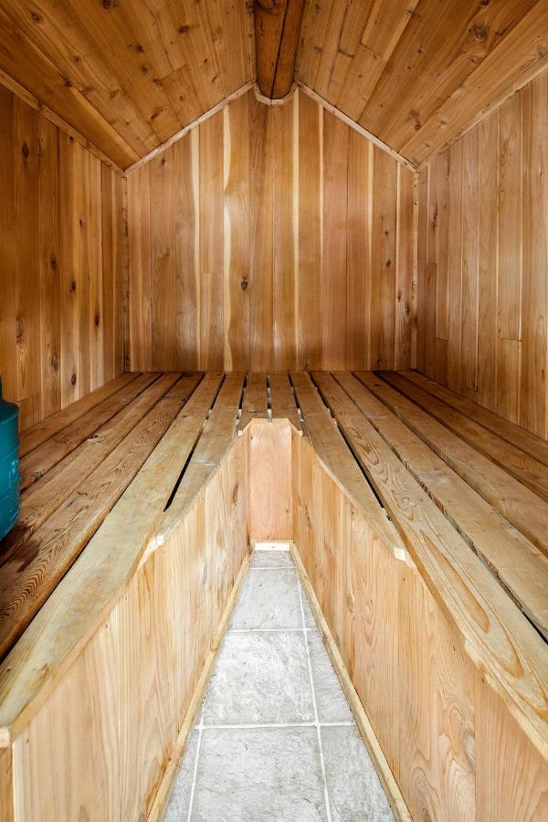 | Hope Alaska's Bear Creek Lodge