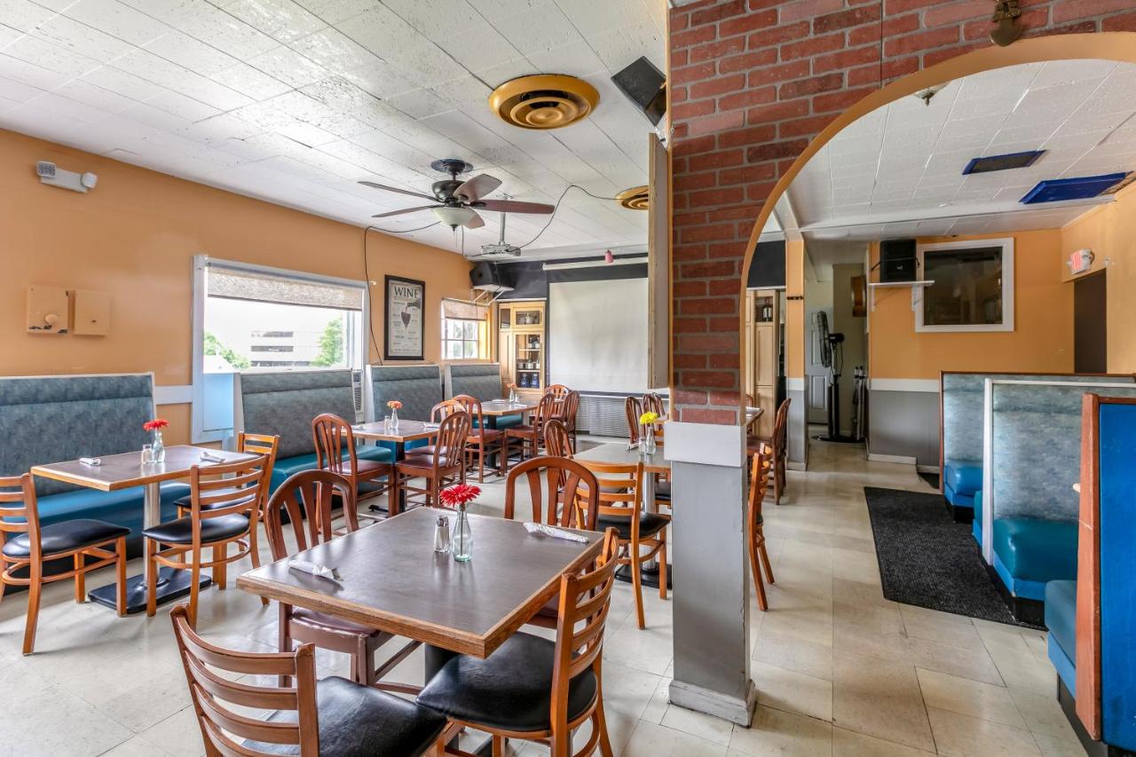 | Red Carpet Inn - Stamford