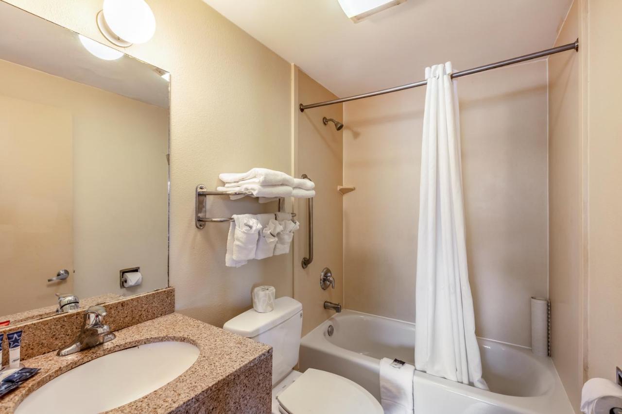 | Red Carpet Inn - Stamford