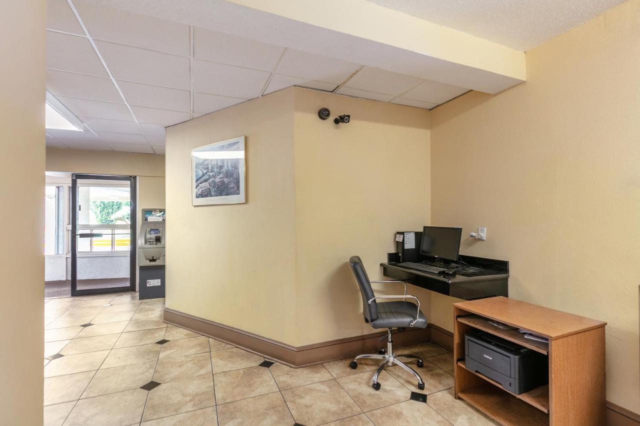  | Red Carpet Inn - Stamford