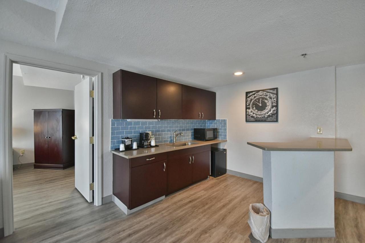 One-Bedroom Premium King Suite - Non-Smoking at Country Inn & Suites by Radisson, Ocala Southwest