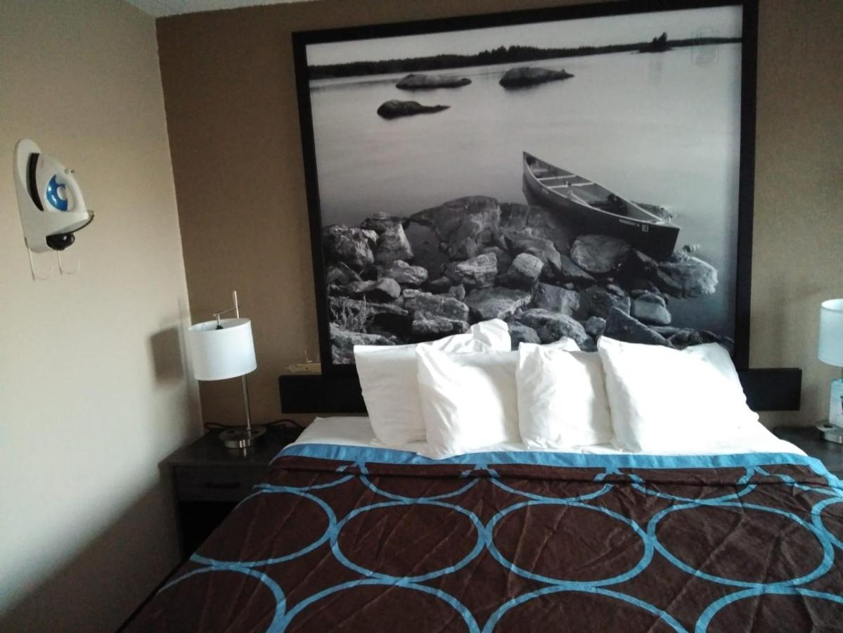 Queen Room - Mobility Access/Non-Smoking at Super 8 by Wyndham Glenwood