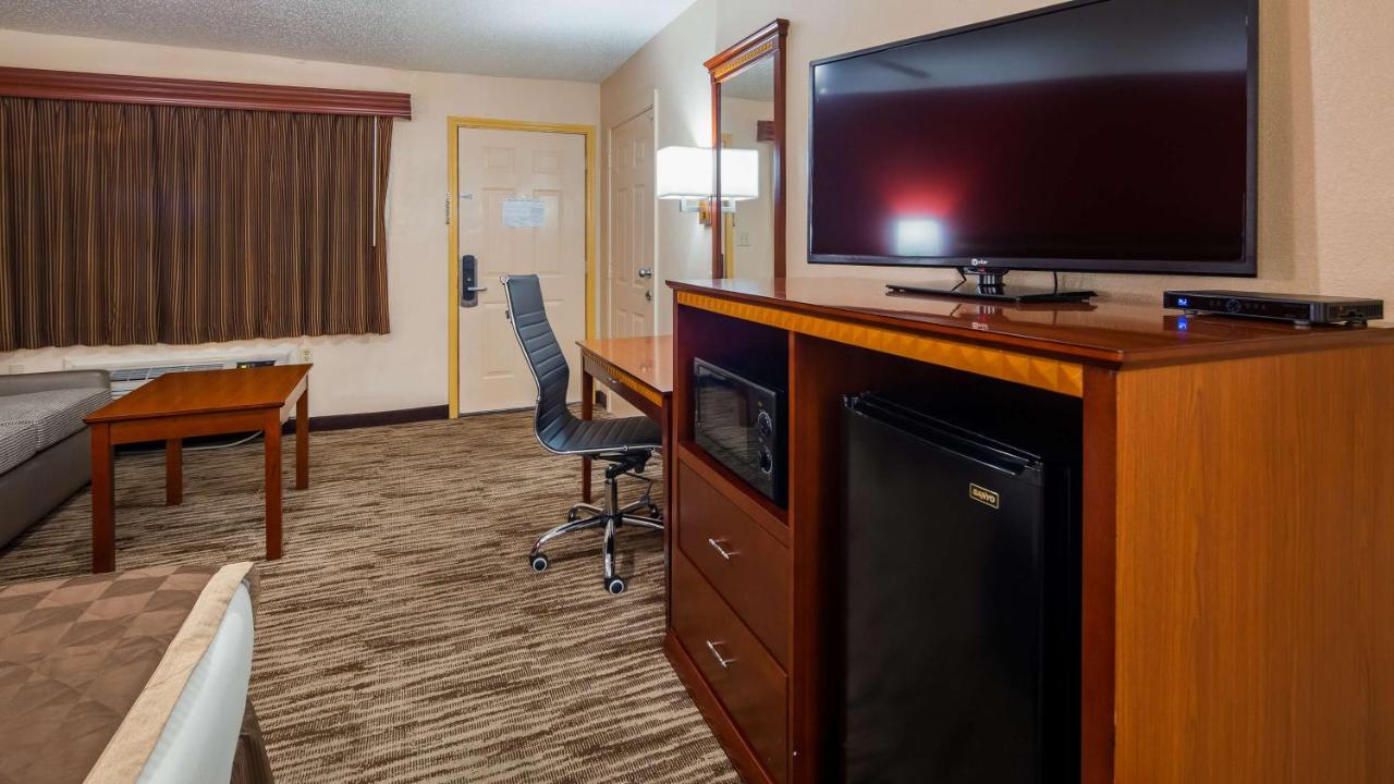 King Room with Bath Tub - Mobility Accessible/Non-Smoking at Best Western Executive Inn