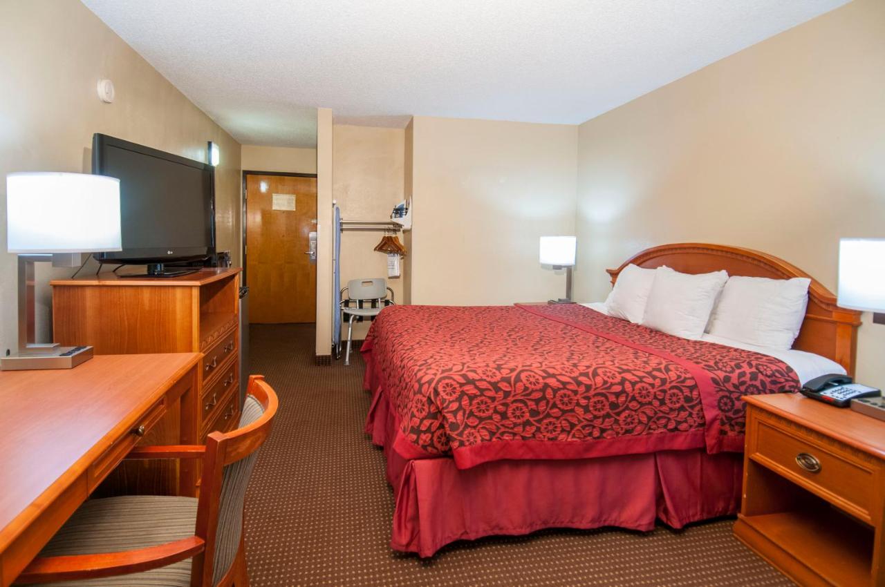 King Room - Disability Access/Non-Smoking at Days Inn by Wyndham Pauls Valley