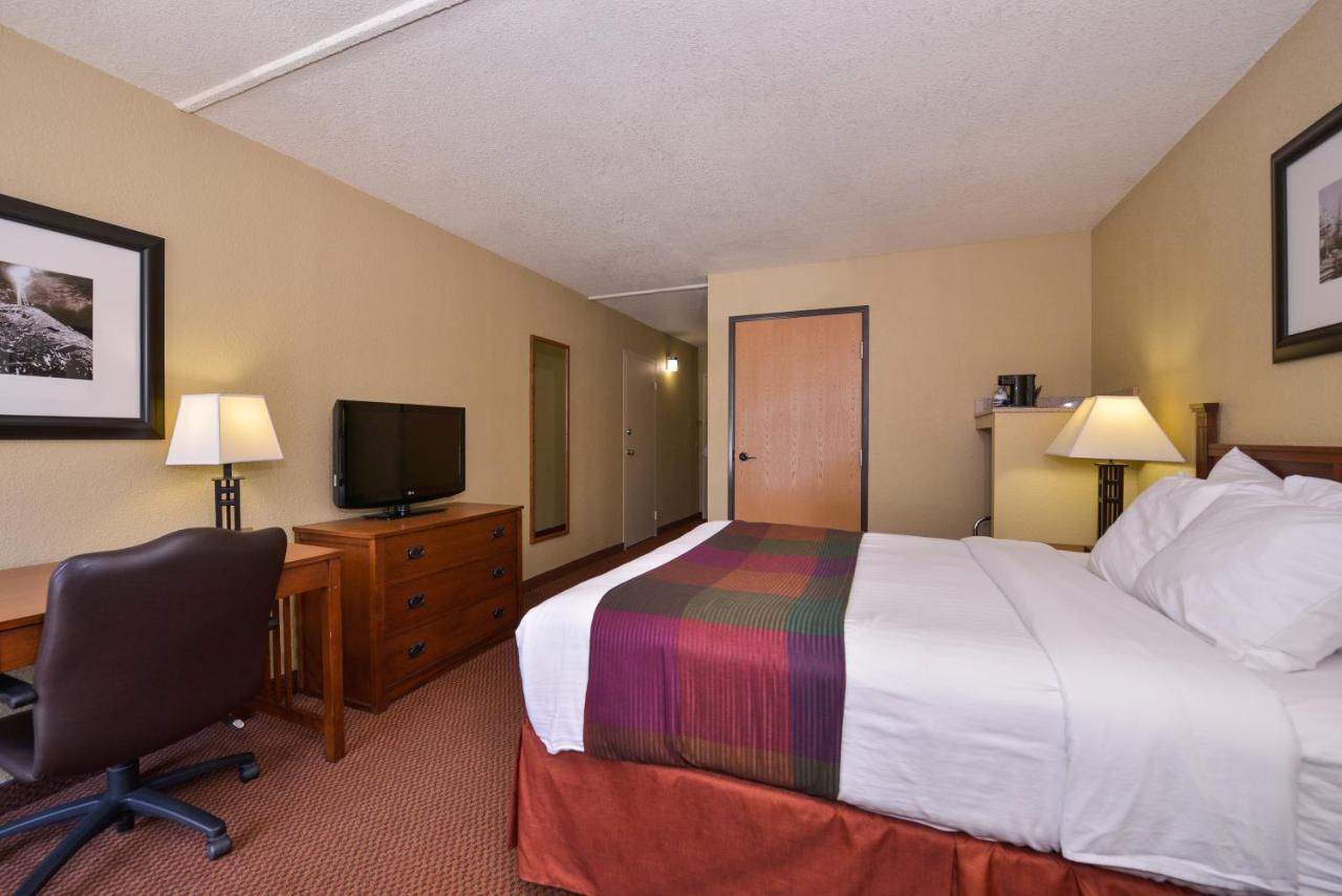 Queen Room with Mobility Accessible Roll-In Shower at Best Western Branson Inn And Conference Center