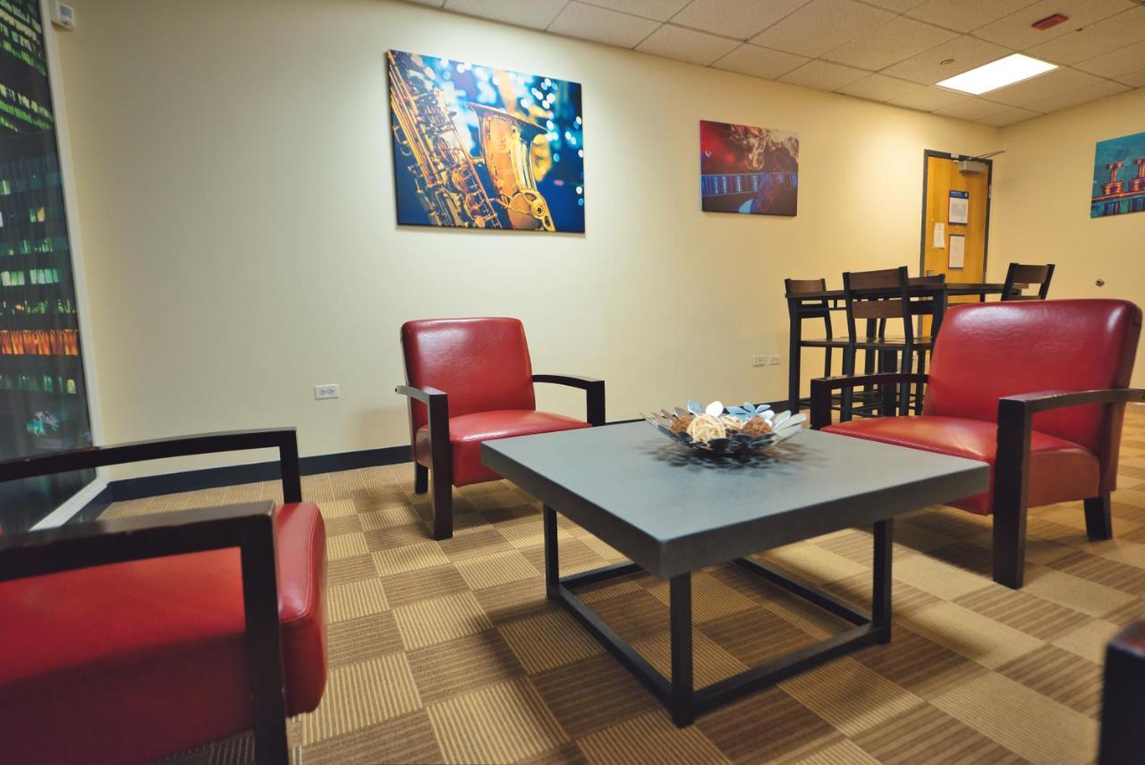 Double Bed Room with Shared Bathroom at HI Chicago Hostel