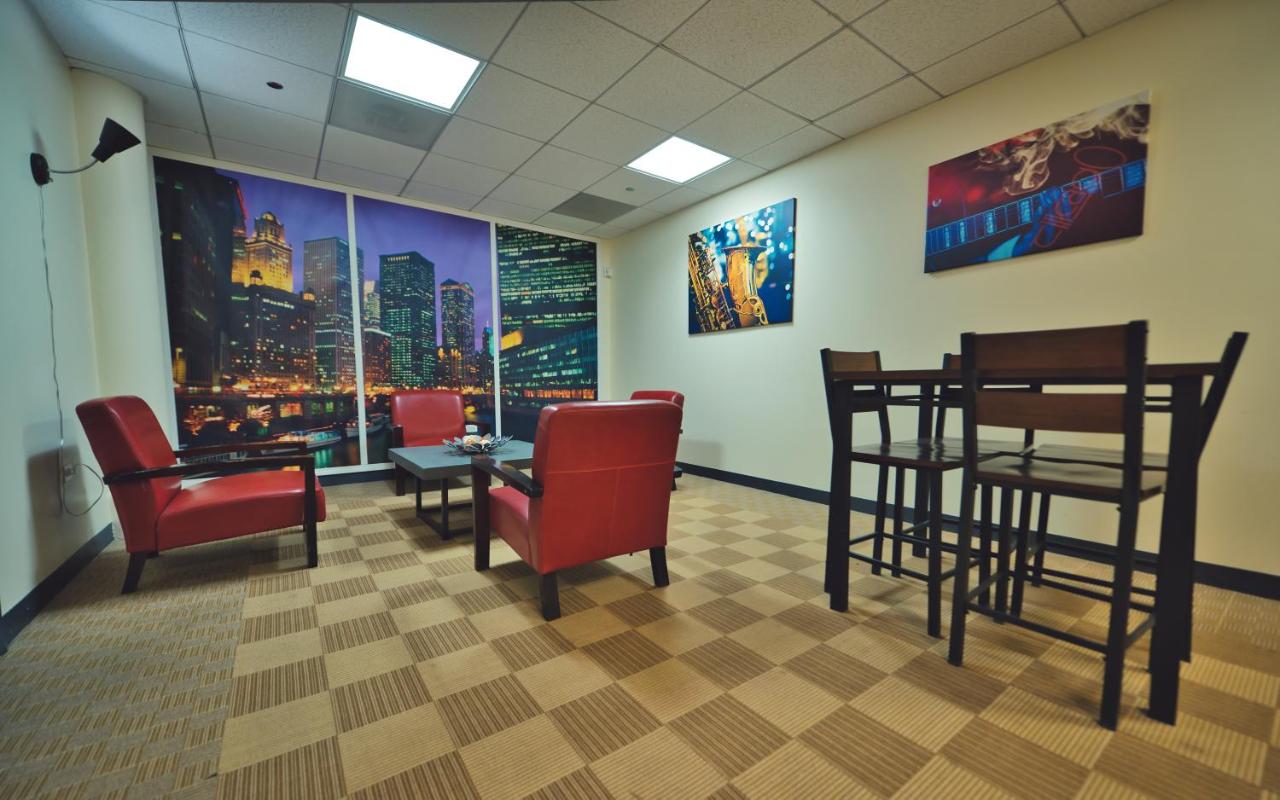 Double Bed Room with Shared Bathroom at HI Chicago Hostel