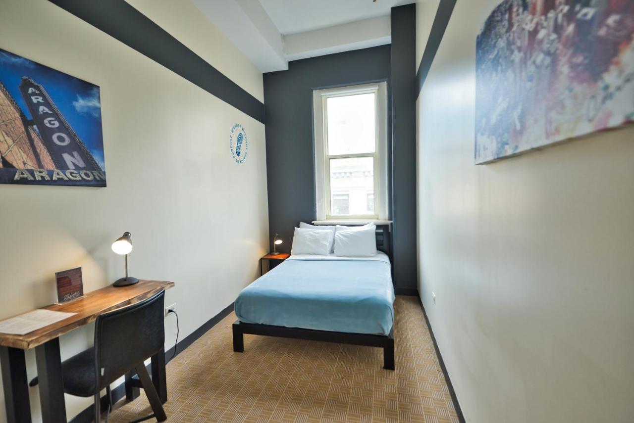 Deluxe Double Room with Shared Bathroom at HI Chicago Hostel