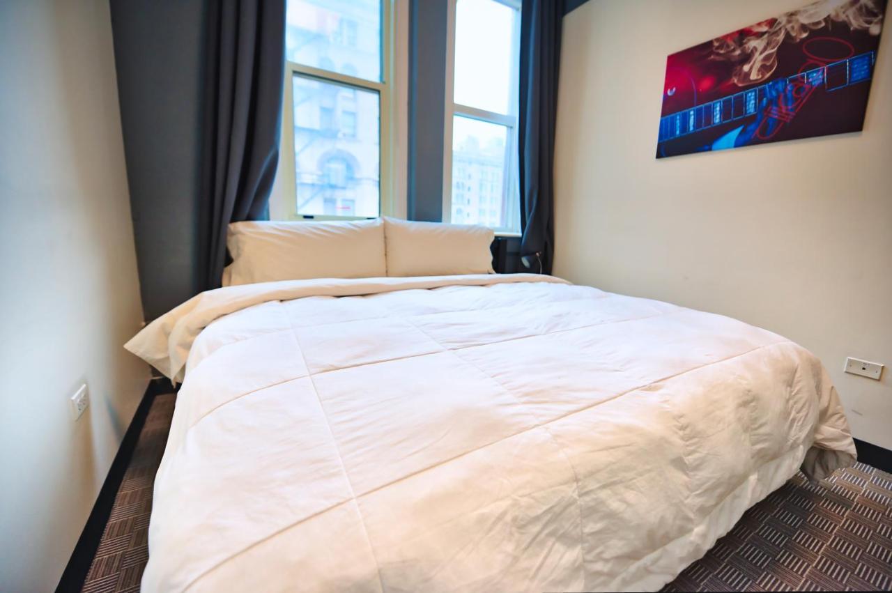 Deluxe King Room with Shared Bathroom at HI Chicago Hostel