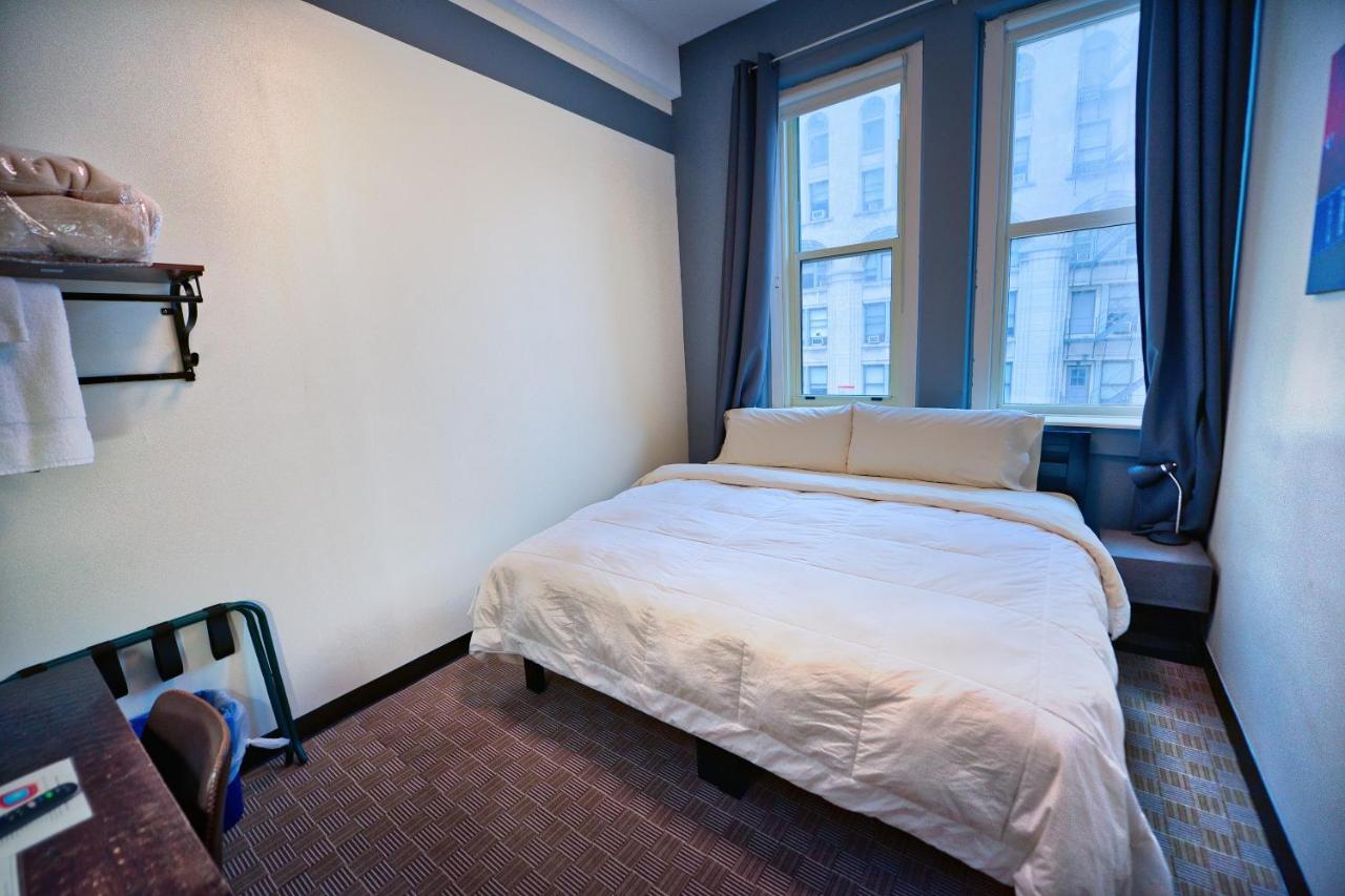 Deluxe King Room with Shared Bathroom at HI Chicago Hostel