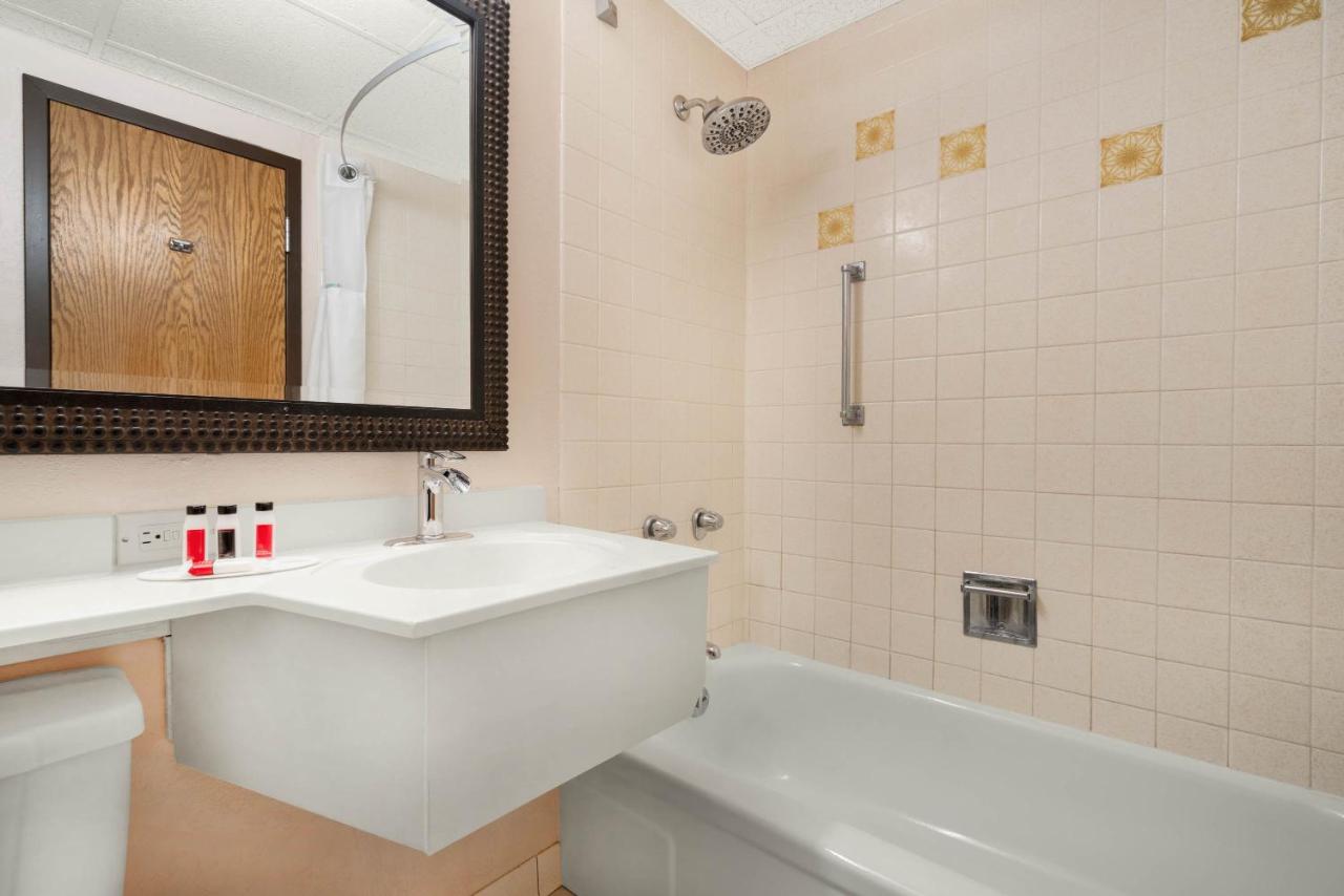 | Ramada by Wyndham Albert Lea