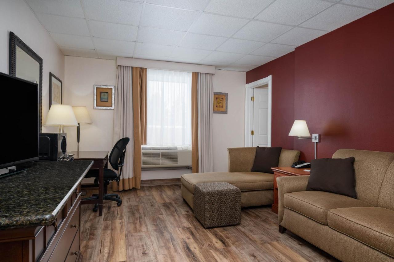 King Suite - Non-Smoking at Ramada by Wyndham Albert Lea