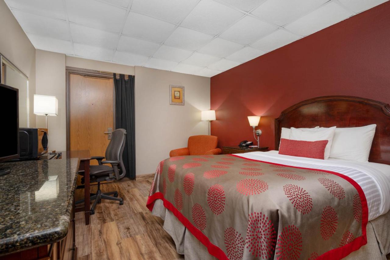 Deluxe Queen Room - Non-Smoking at Ramada by Wyndham Albert Lea