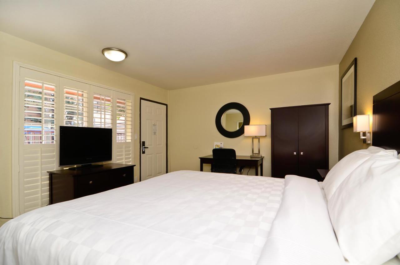 Queen Room - Non-Smoking at Rodeway Inn Los Angeles Convention Center