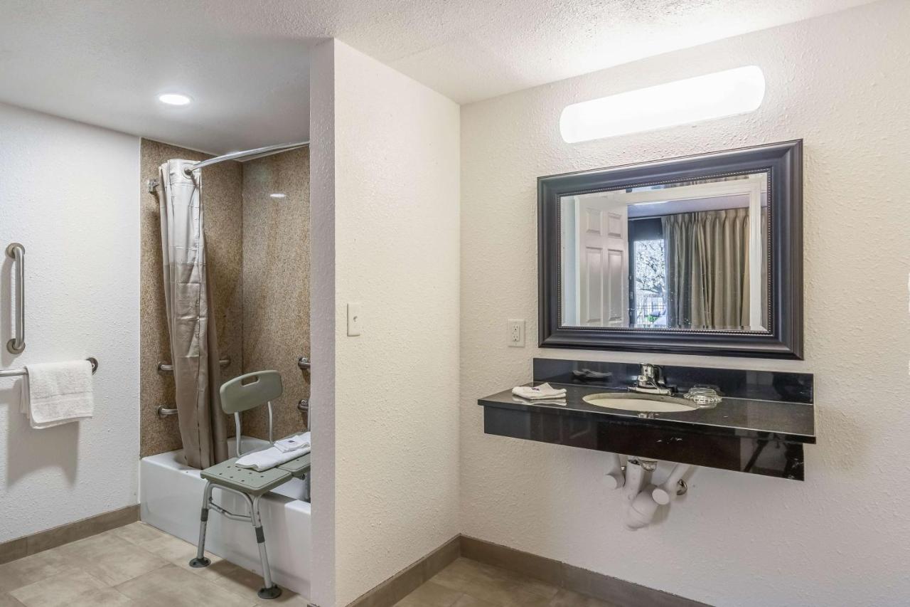 Queen Room - Disability Access - Non-Smoking at Studio 6 Little Rock, AR - West