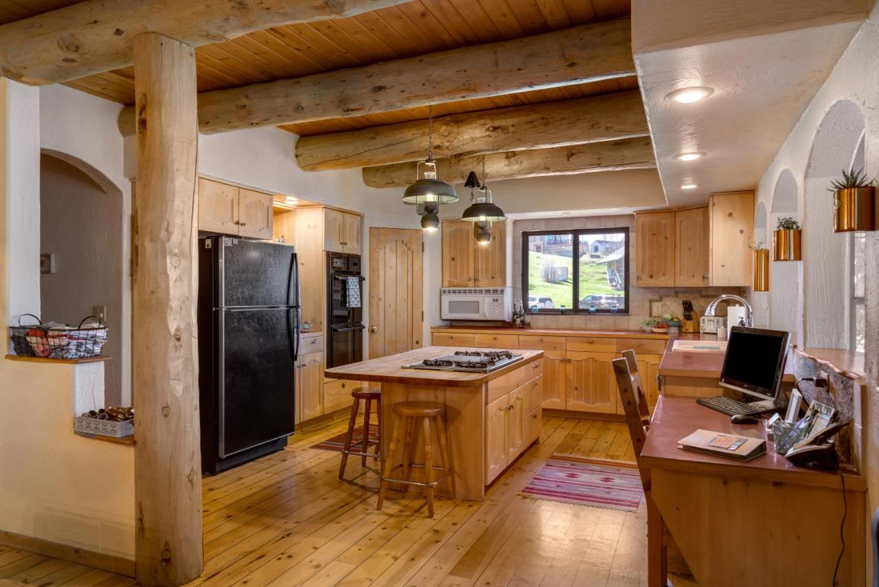  | Mariposa Lodge Bed and Breakfast