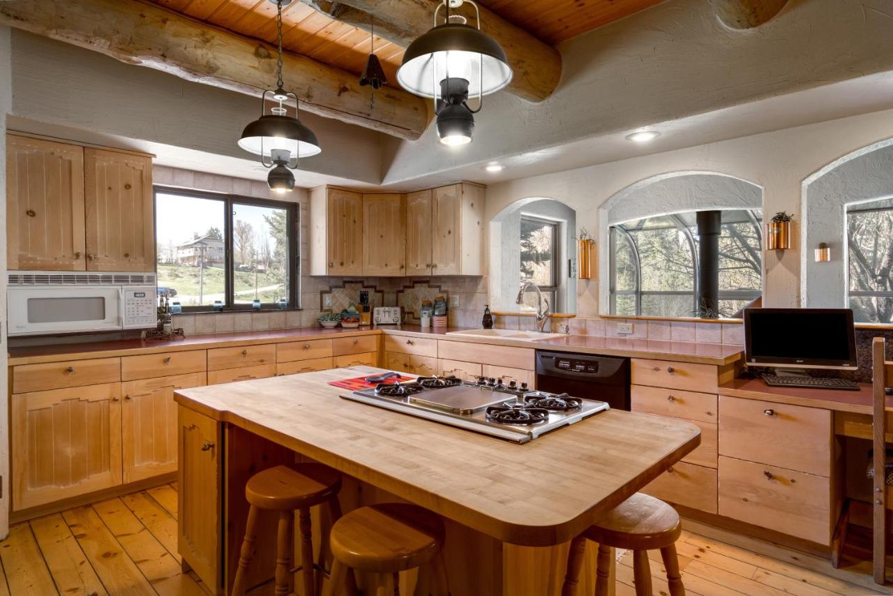  | Mariposa Lodge Bed and Breakfast