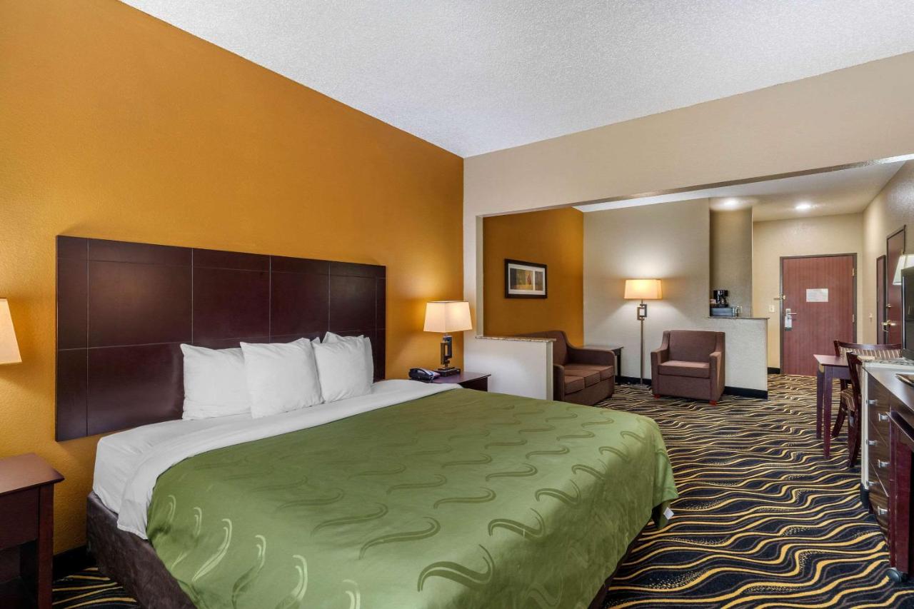Executive King Suite - Disability Access/Non-Smoking at Quality Suites Addison - Dallas