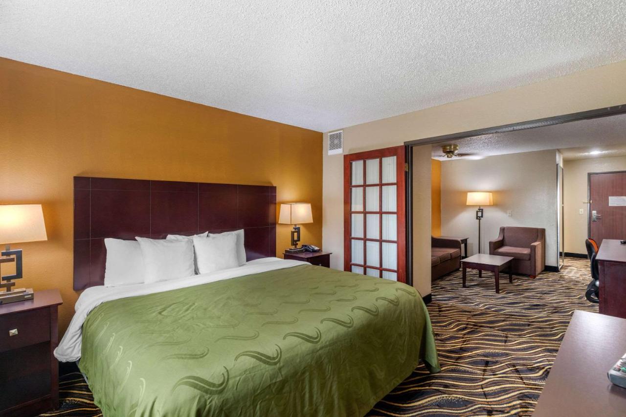 King Suite - Non-Smoking at Quality Suites Addison - Dallas
