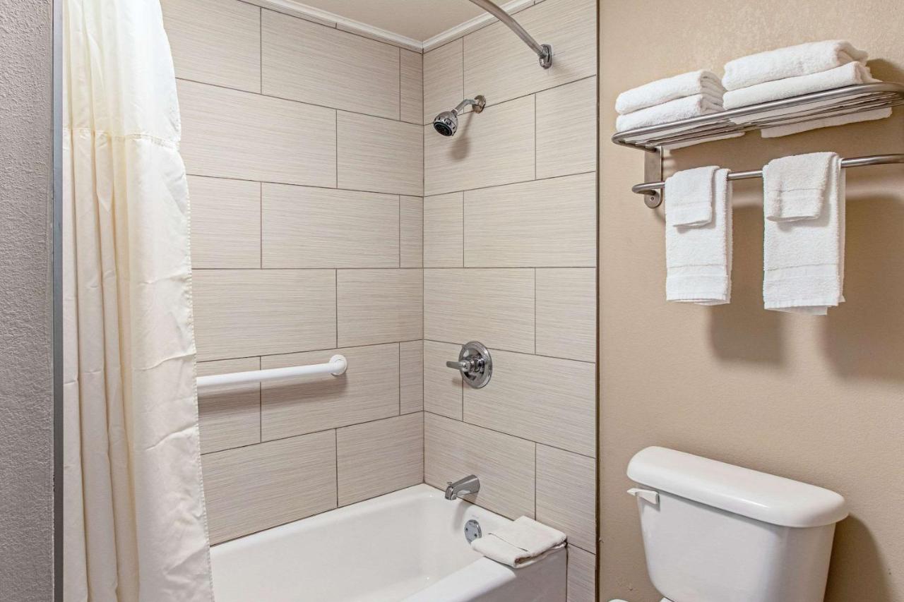 Queen Room with Two Queen Beds - Non-Smoking at Econo Lodge Kingsville