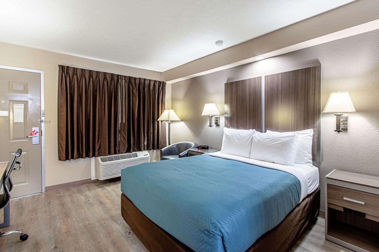Queen Room - Pet Friendly at Econo Lodge Kingsville