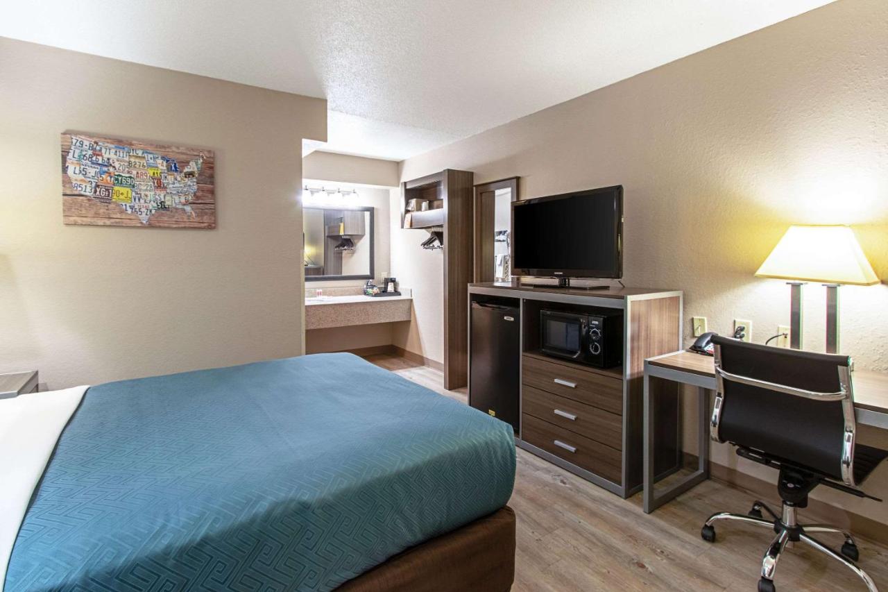 Queen Room - Pet Friendly at Econo Lodge Kingsville