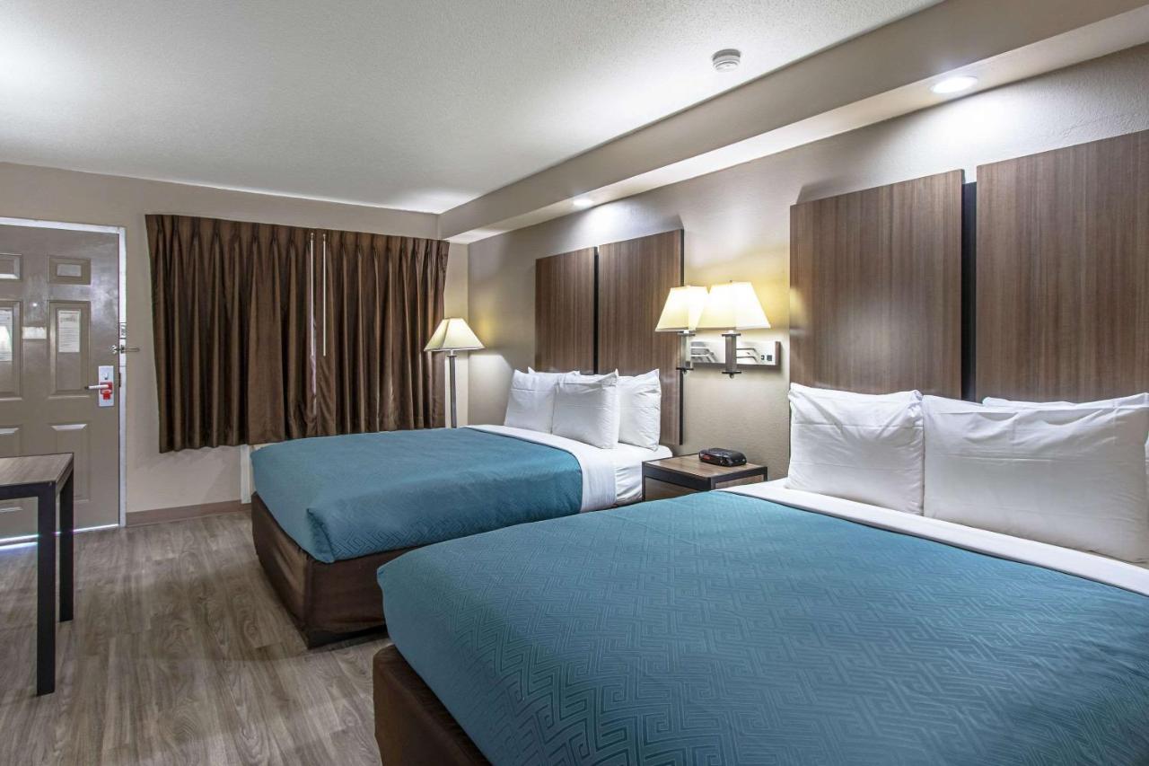 Queen Room with Two Queen Beds - Non-Smoking at Econo Lodge Kingsville
