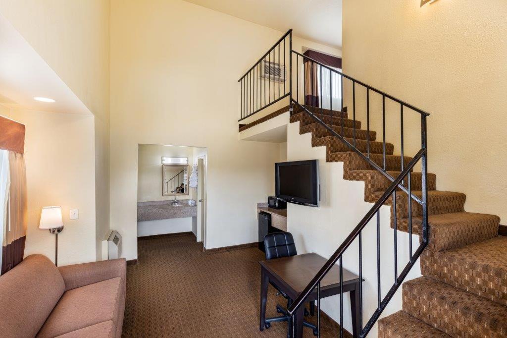 | Key Inn and Suites