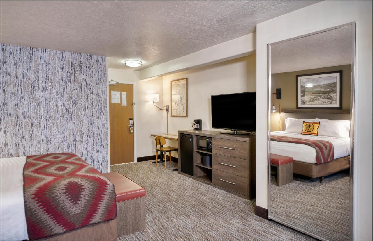 | Yellowstone Park Hotel