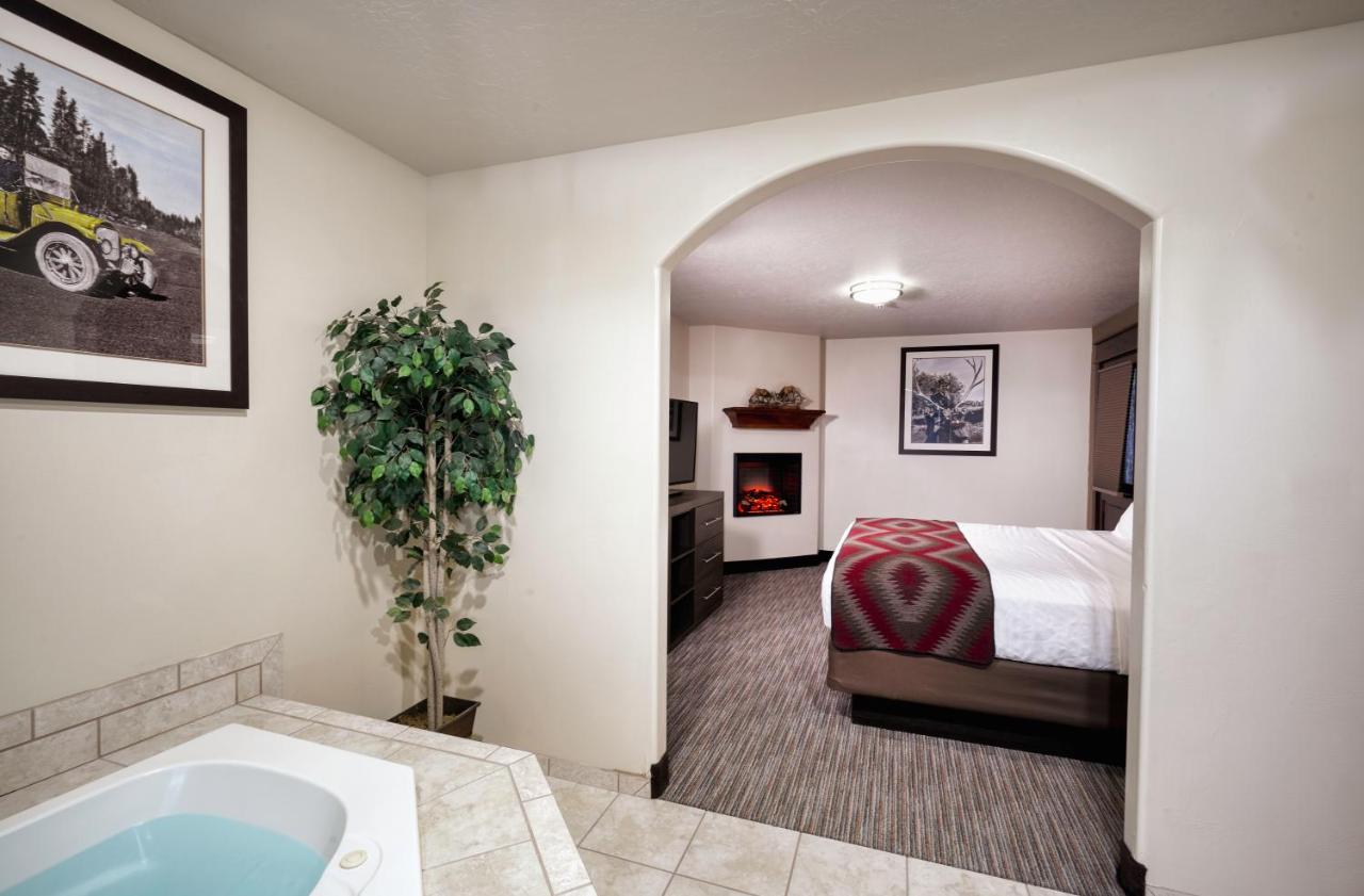 | Yellowstone Park Hotel