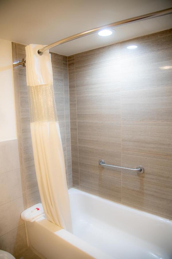 | Howard Johnson by Wyndham Allentown/Dorney Hotel & Suites