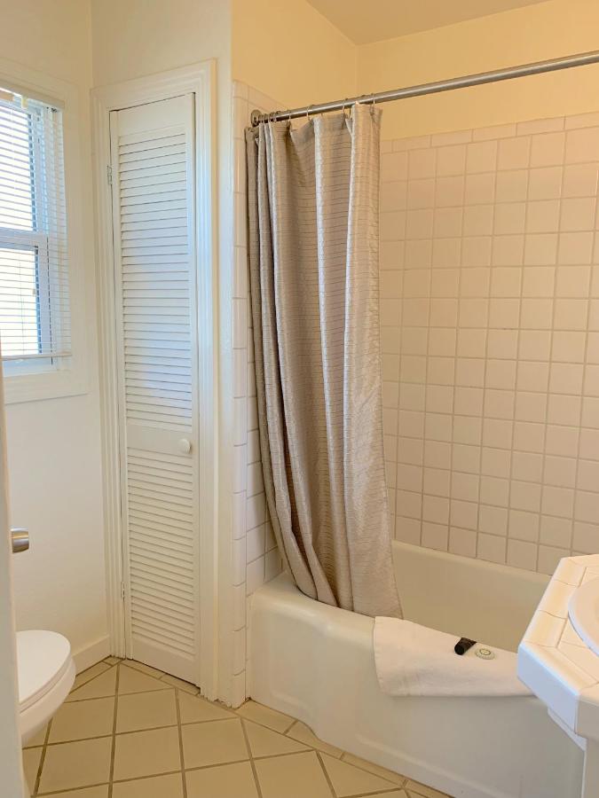 | Carlin's Cottage Court