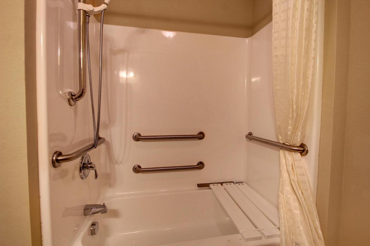 | Cobblestone Hotel & Suites - Newton