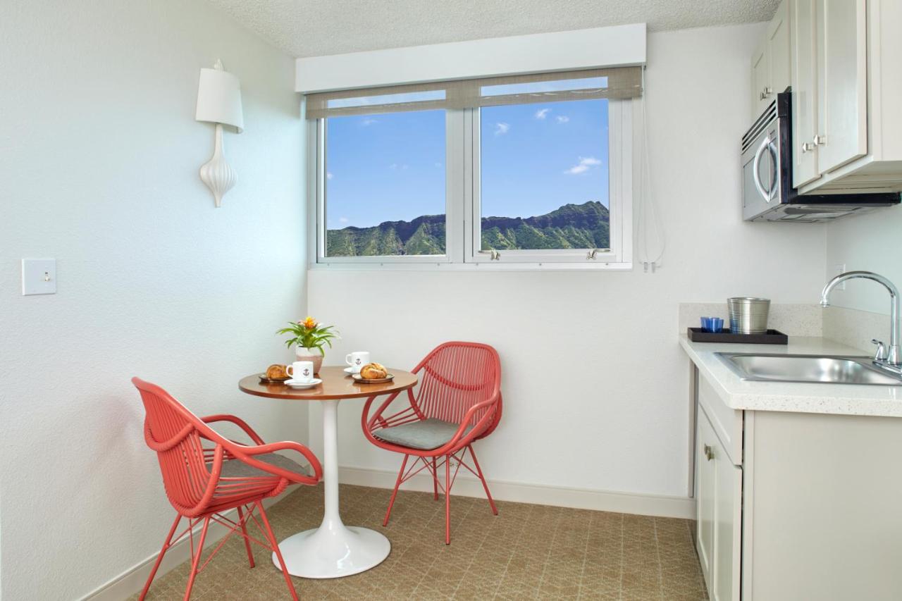 Jr. Suite Ocean View Balcony, King at Queen Kapiolani Hotel