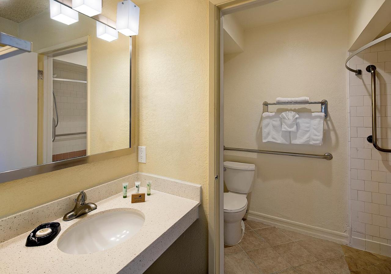 Queen Room with Two Queen Beds and Roll-In Shower- Mobility Access/Non-Smoking at Golden Sails Hotel