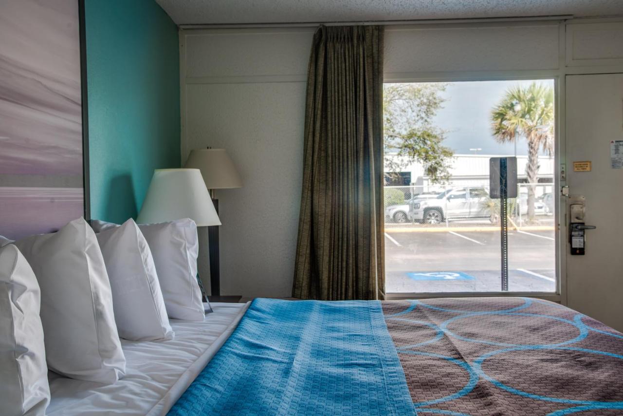 1 Double Bed, Deluxe Mobility Accessible, Bathtub w/ Grab Bars, Smoking at Super 8 by Wyndham St. Petersburg