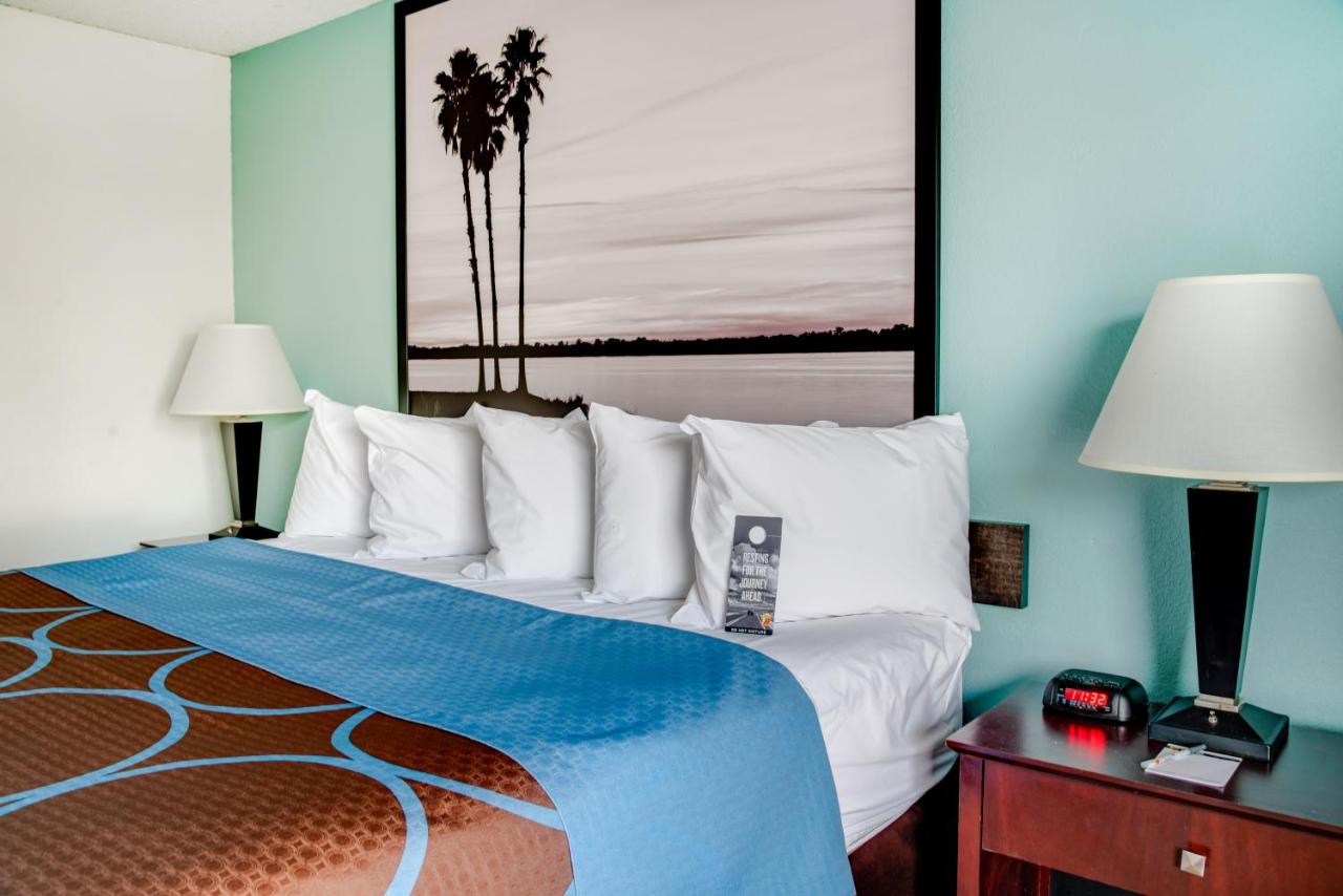 1 Double Bed, Deluxe Mobility Accessible, Bathtub w/ Grab Bars, Smoking at Super 8 by Wyndham St. Petersburg