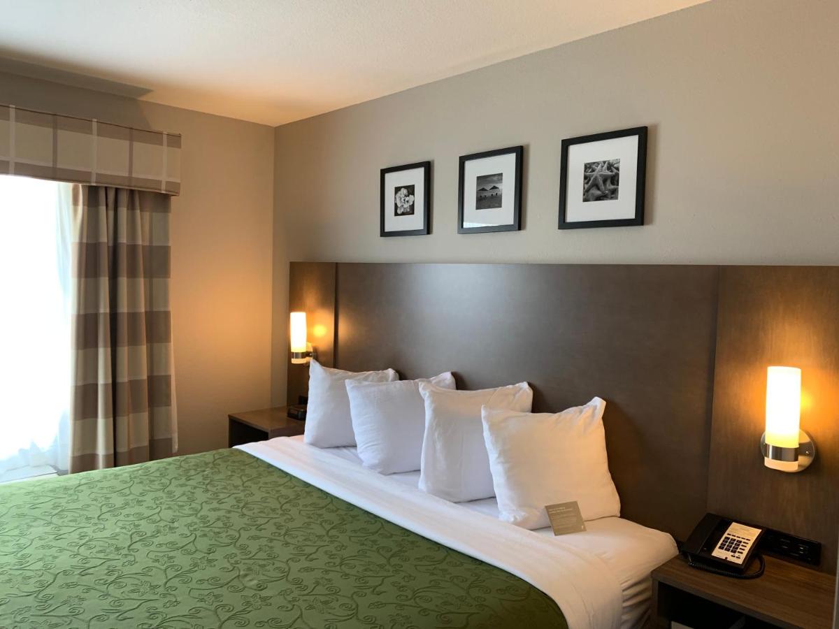 King Suite with Sofa Bed at Country Inn & Suites by Radisson Kenosha - Pleasant Prairie