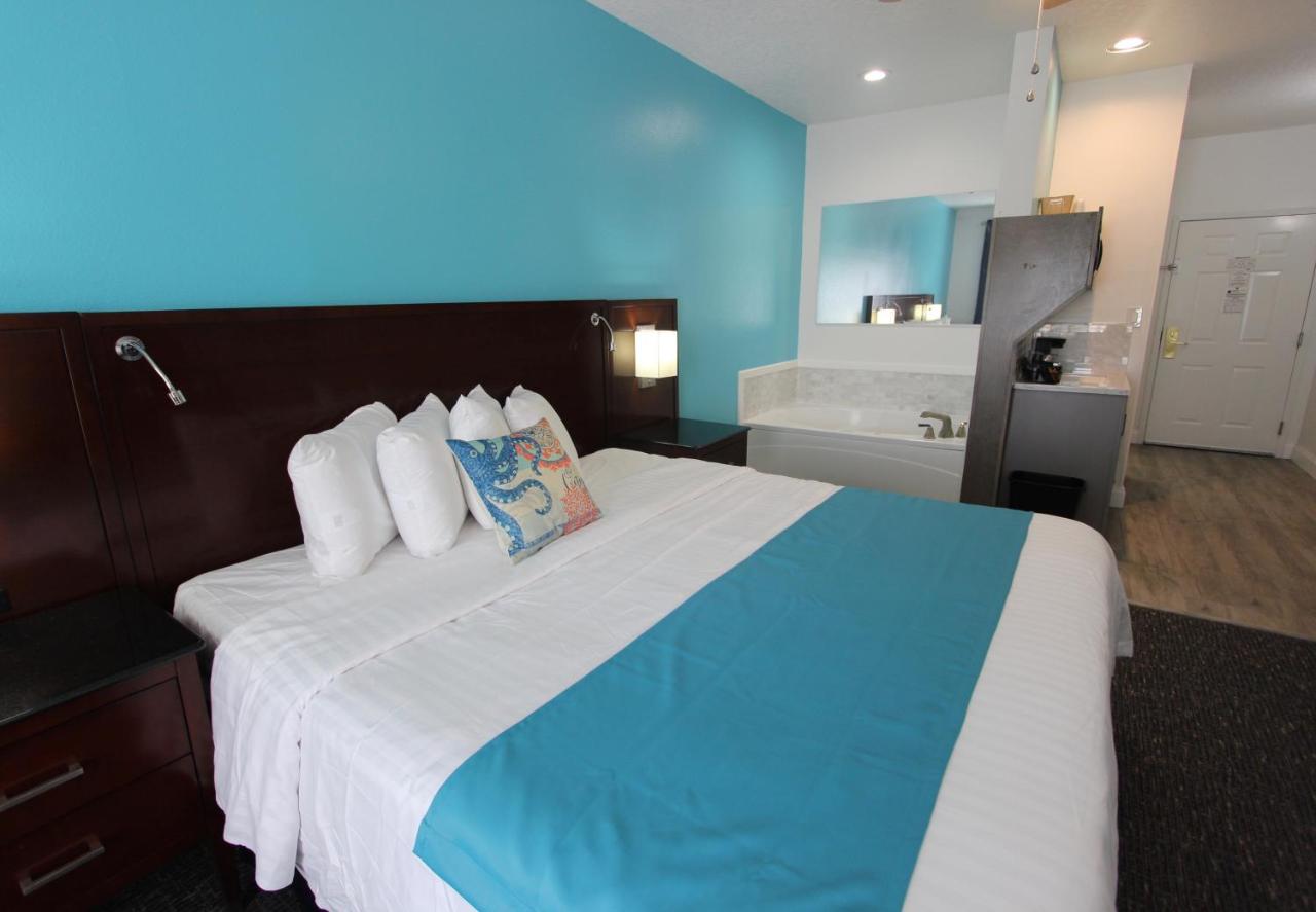 Premium King Suite with Spa Bath at Hotel Pensacola