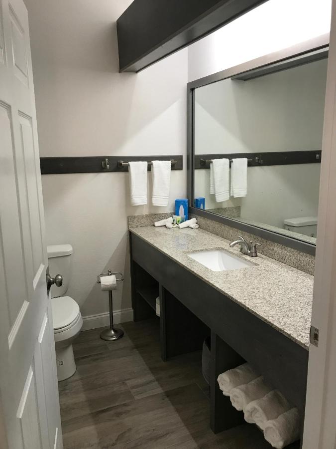 Deluxe Double Room - Main Level at Hotel Pensacola